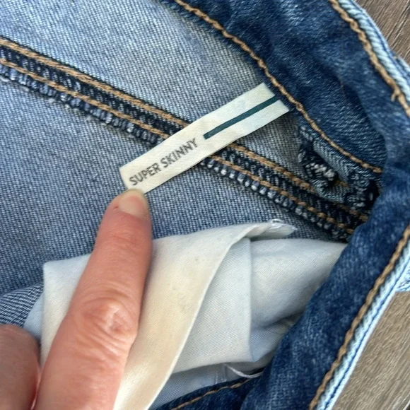 Distressed skinny jeans - Picture 3 of 5